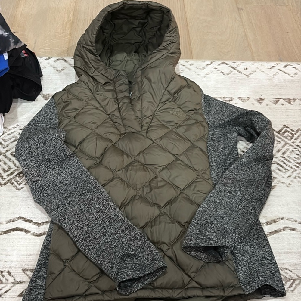 Women’s north face sweater